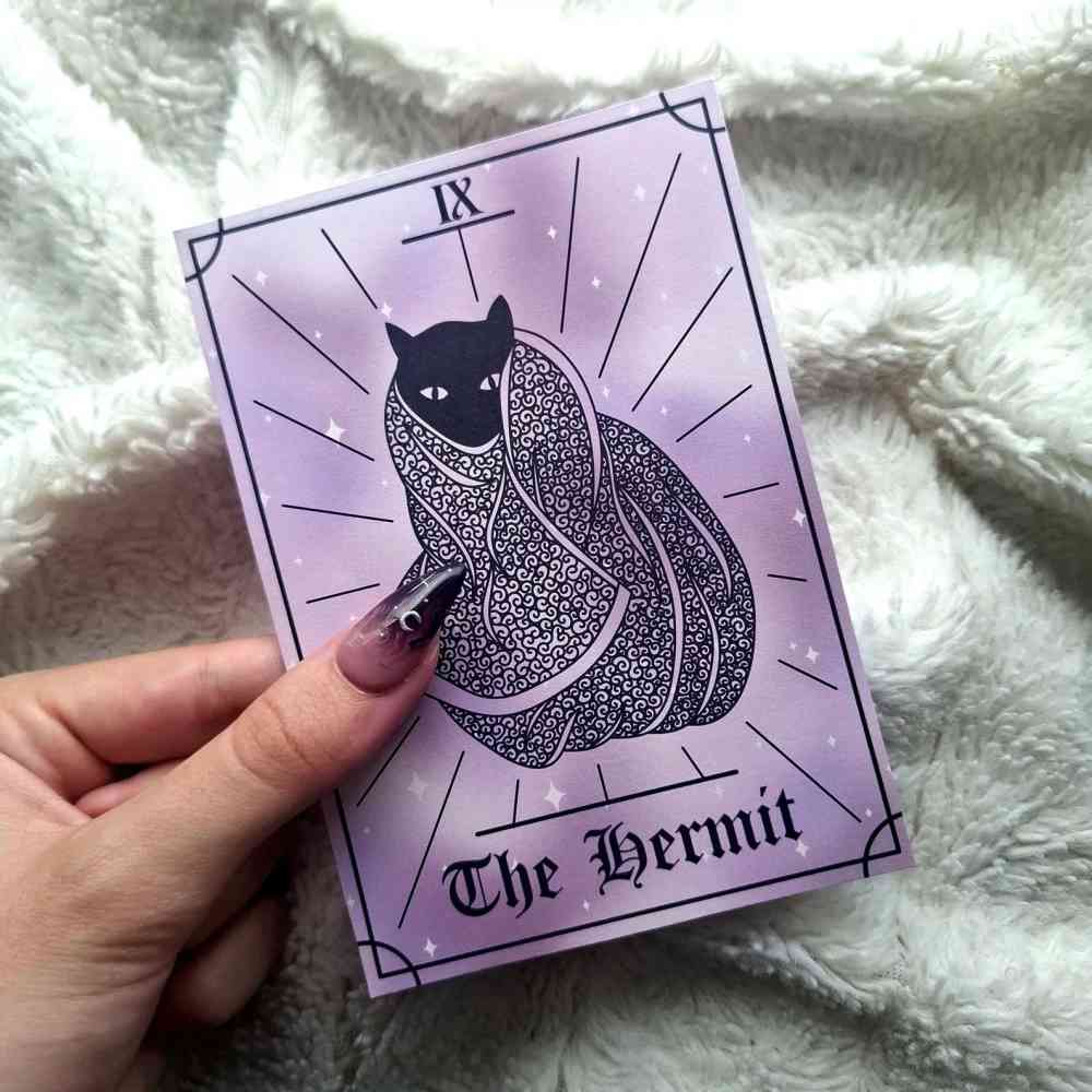 EvyHandmadeDesign - The Hermit Cat Tarot No.9 Gerahmter Druck - Lila/Schwarz